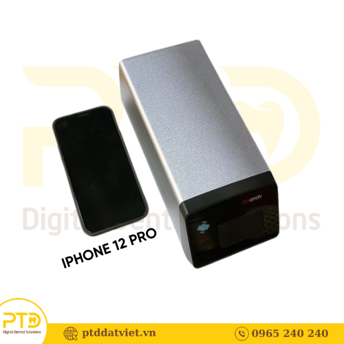 Máy có kích thước nhỏ gọn, chỉ to hơn Iphone 12 Pro không đáng kể